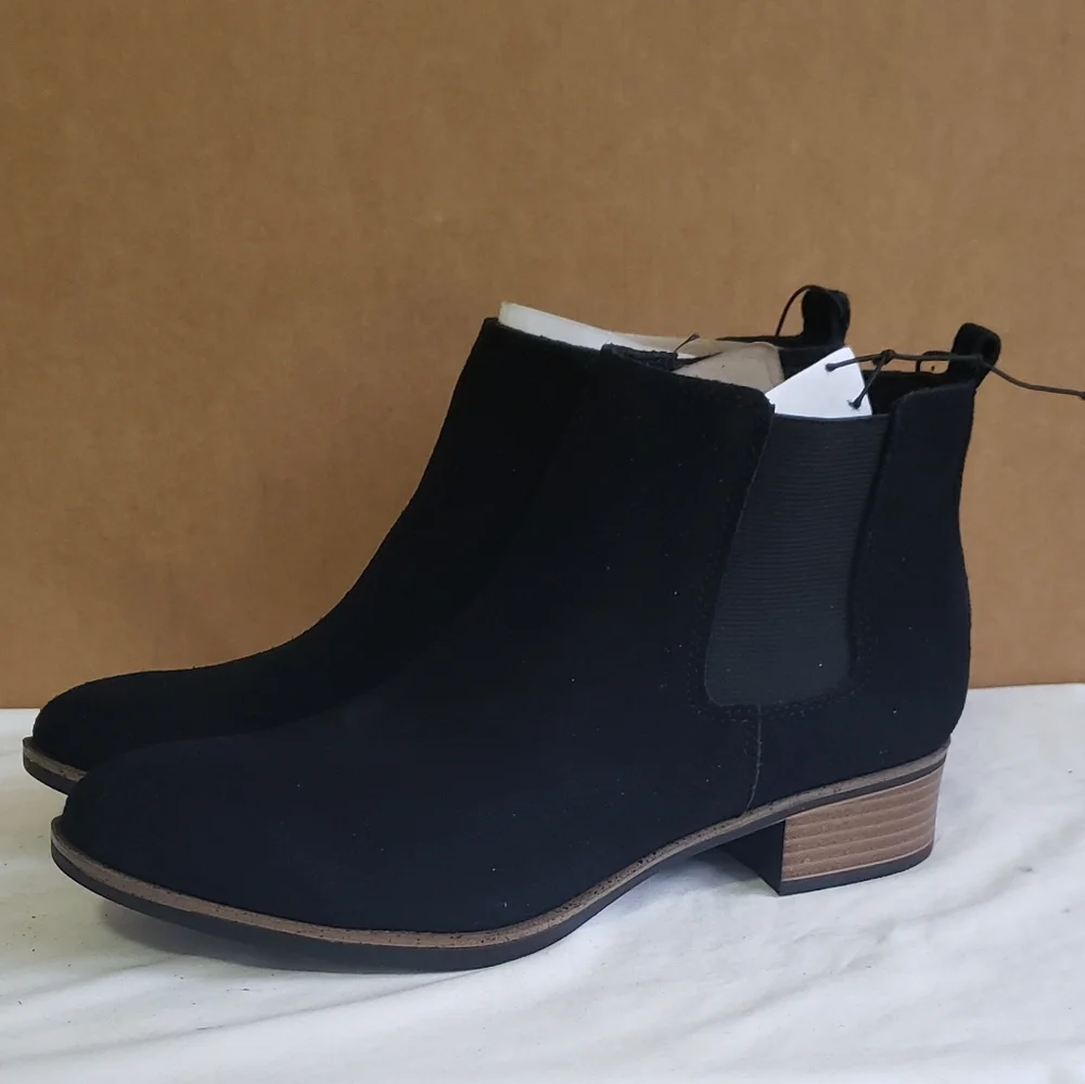 White Mountain Black Chelsea Ankle Boots with Stacked Heel